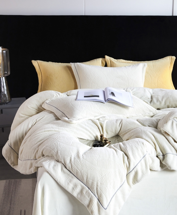 91家纺网 家纺一手货源 找家纺 凡客家居 2022新款牛奶绒雕花系列四件套 维娜-珍珠白