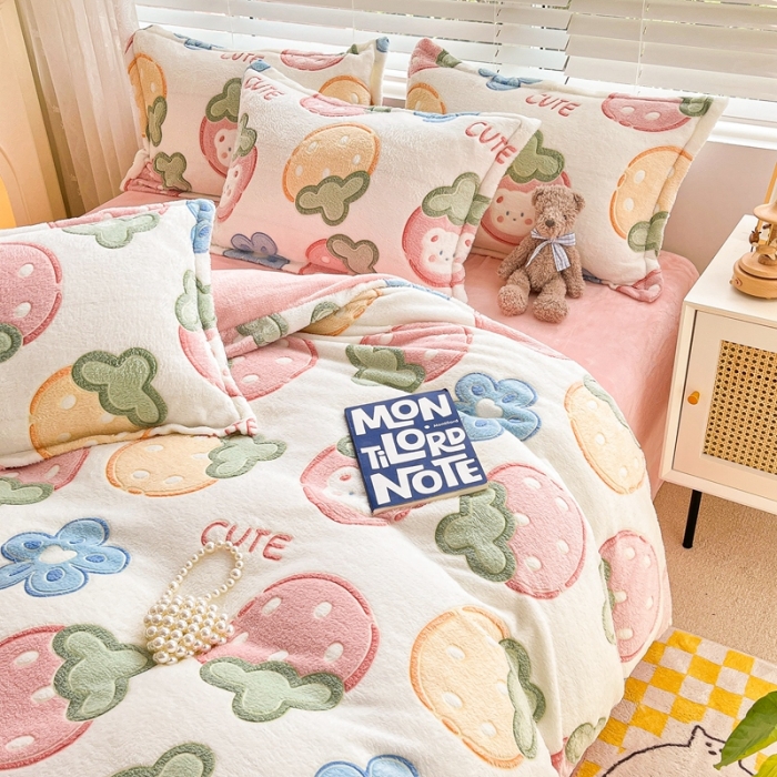 91家纺网 家纺一手货源 找家纺 慕尚2022新款5D牛奶绒法莱绒雪花绒四件套 甜甜草莓