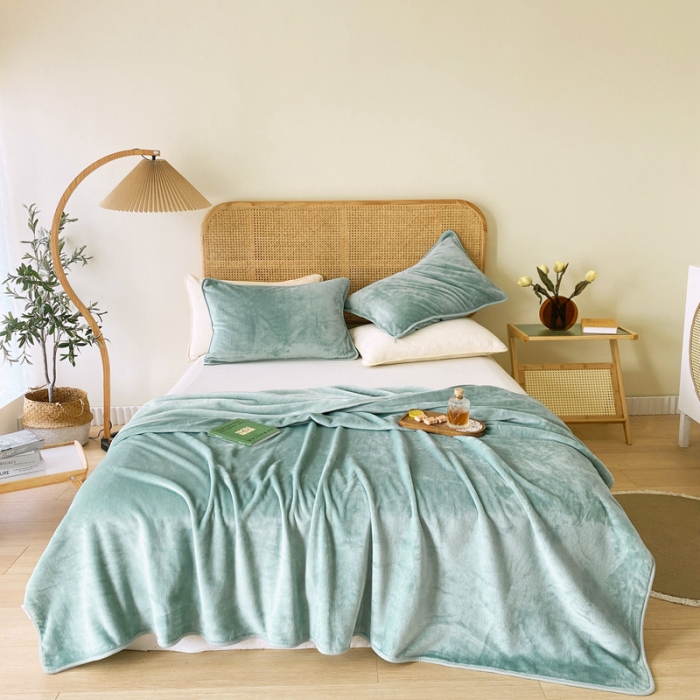 91家纺网 家纺一手货源 找家纺 2025新款320g金貂绒亲肤盖毯加厚纯色珊瑚绒素色法兰绒毯子外贸高端款薄荷绿