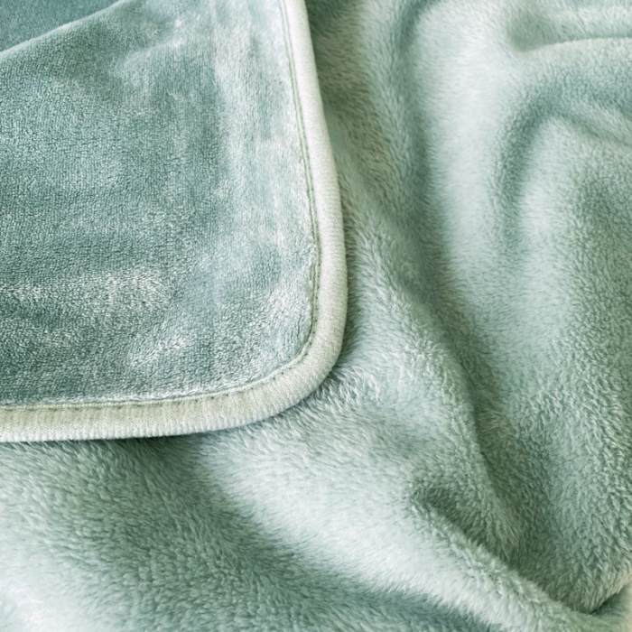 91家纺网 家纺一手货源 找家纺 2025新款320g金貂绒亲肤盖毯加厚纯色珊瑚绒素色法兰绒毯子外贸高端款薄荷绿