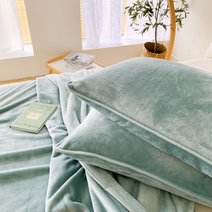 91家纺网 家纺一手货源 找家纺 2025新款320g金貂绒亲肤盖毯加厚纯色珊瑚绒素色法兰绒毯子外贸高端款薄荷绿
