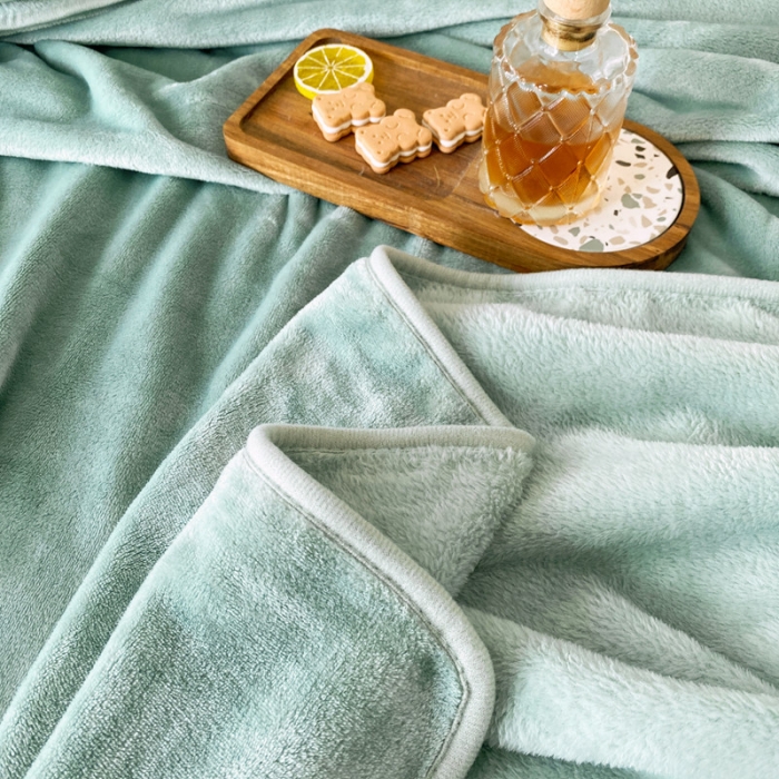 91家纺网 家纺一手货源 找家纺 2025新款320g金貂绒亲肤盖毯加厚纯色珊瑚绒素色法兰绒毯子外贸高端款薄荷绿