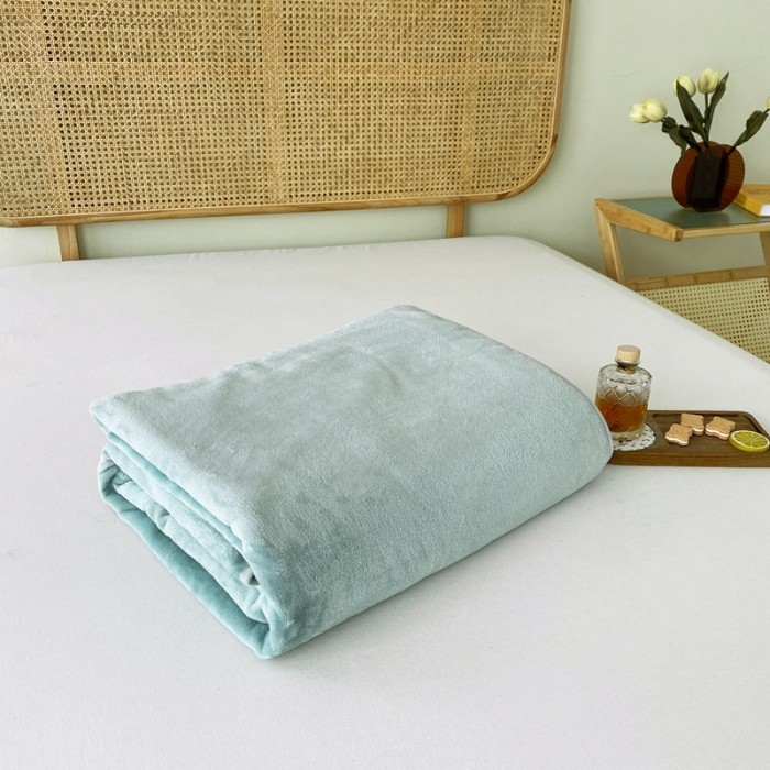 91家纺网 家纺一手货源 找家纺 2025新款320g金貂绒亲肤盖毯加厚纯色珊瑚绒素色法兰绒毯子外贸高端款薄荷绿