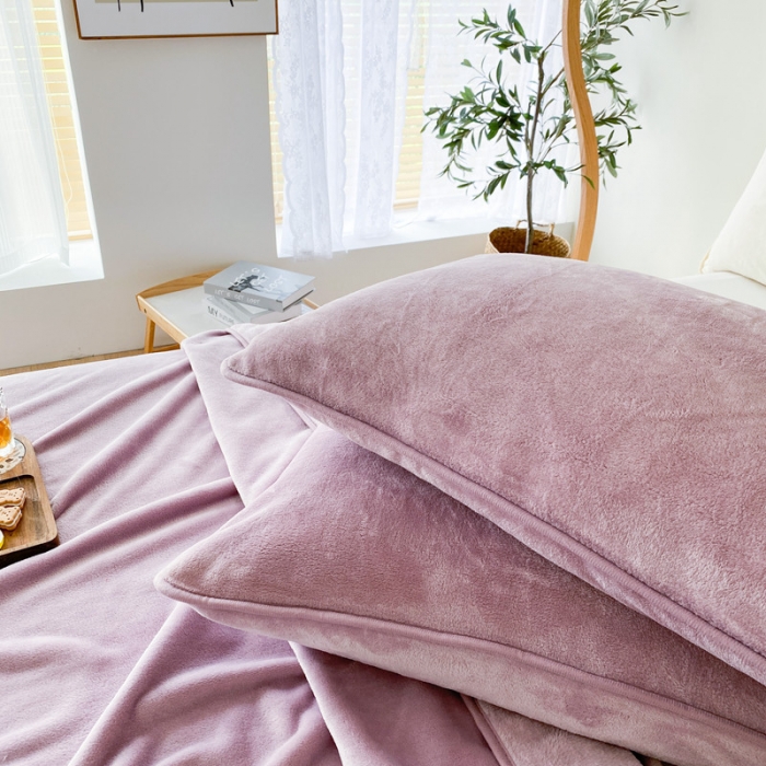 91家纺网 家纺一手货源 找家纺 2025新款320g金貂绒亲肤盖毯加厚纯色珊瑚绒素色法兰绒毯子外贸高端款豆沙