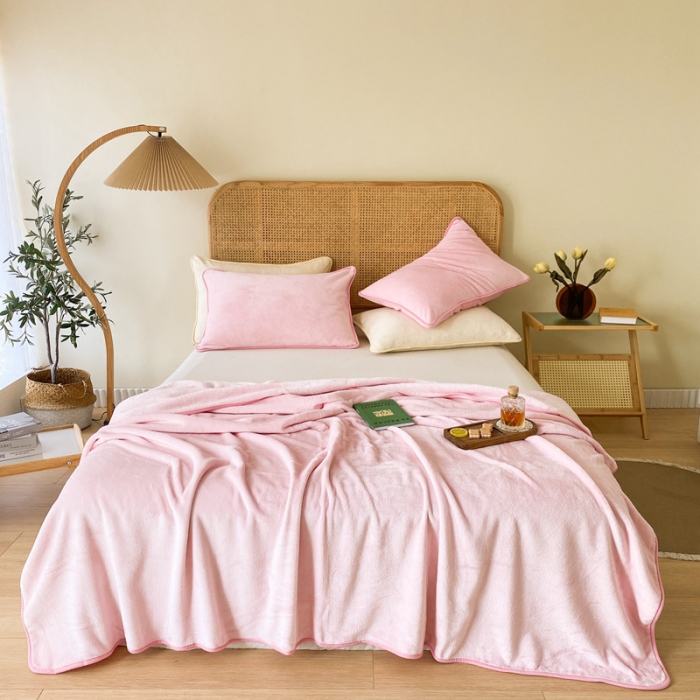 91家纺网 家纺一手货源 找家纺 2025新款320g金貂绒亲肤盖毯加厚纯色珊瑚绒素色法兰绒毯子外贸高端款粉色