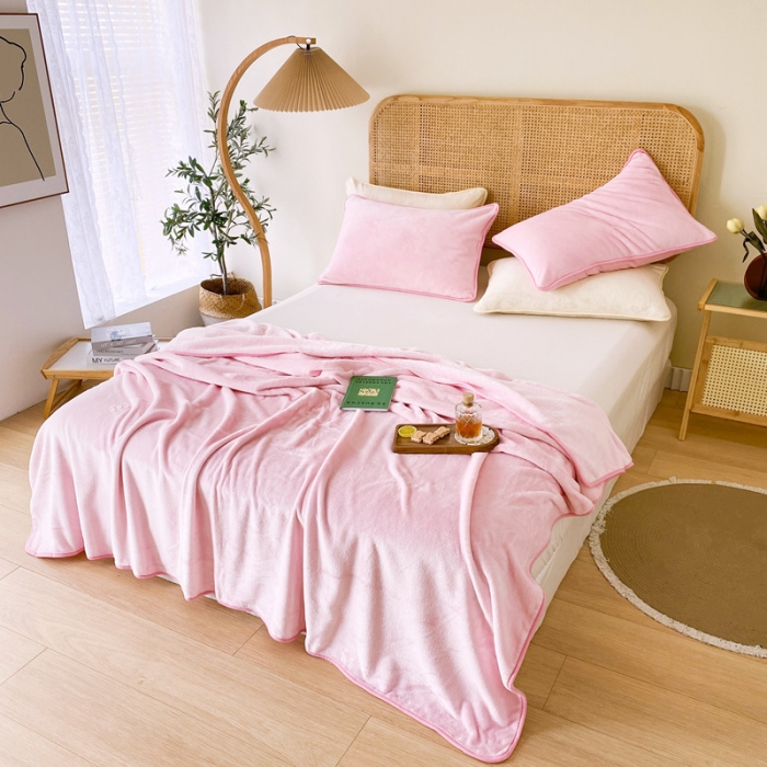 91家纺网 家纺一手货源 找家纺 2025新款320g金貂绒亲肤盖毯加厚纯色珊瑚绒素色法兰绒毯子外贸高端款粉色