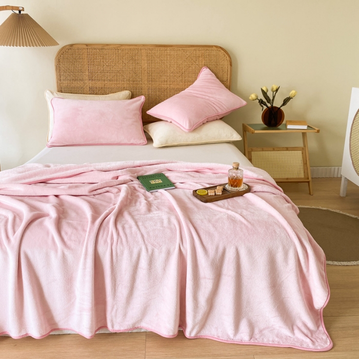 91家纺网 家纺一手货源 找家纺 2025新款320g金貂绒亲肤盖毯加厚纯色珊瑚绒素色法兰绒毯子外贸高端款粉色