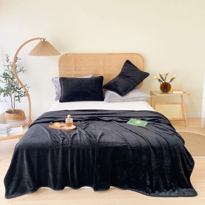 91家纺网 家纺一手货源 找家纺 2025新款320g金貂绒亲肤盖毯加厚纯色珊瑚绒素色法兰绒毯子外贸高端款黑色