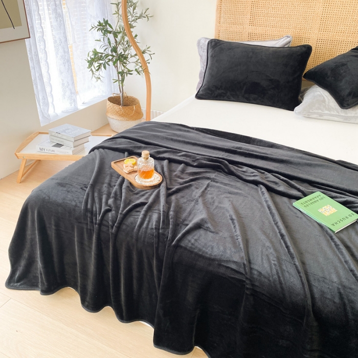 91家纺网 家纺一手货源 找家纺 2025新款320g金貂绒亲肤盖毯加厚纯色珊瑚绒素色法兰绒毯子外贸高端款黑色