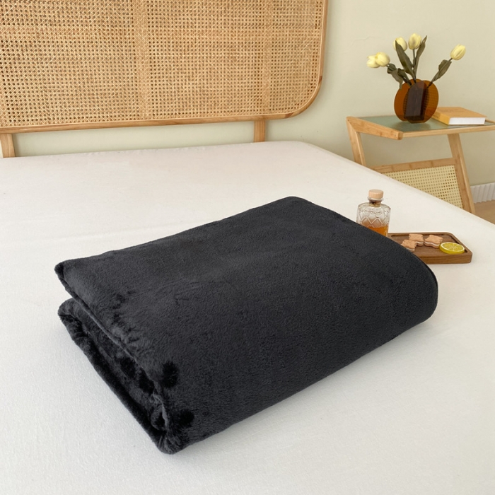 91家纺网 家纺一手货源 找家纺 2025新款320g金貂绒亲肤盖毯加厚纯色珊瑚绒素色法兰绒毯子外贸高端款黑色
