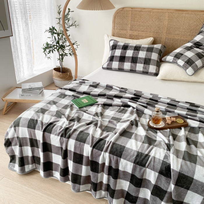 91家纺网 家纺一手货源 找家纺 2025新款320g金貂绒亲肤盖毯加厚纯色珊瑚绒素色法兰绒毯子外贸高端款灰方格