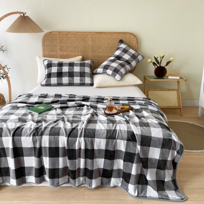 91家纺网 家纺一手货源 找家纺 2025新款320g金貂绒亲肤盖毯加厚纯色珊瑚绒素色法兰绒毯子外贸高端款灰方格