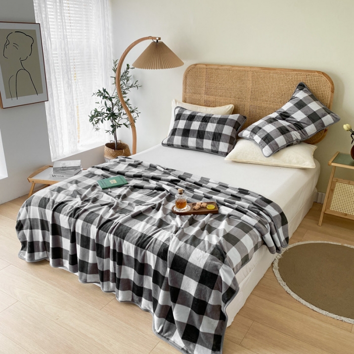 91家纺网 家纺一手货源 找家纺 2025新款320g金貂绒亲肤盖毯加厚纯色珊瑚绒素色法兰绒毯子外贸高端款灰方格