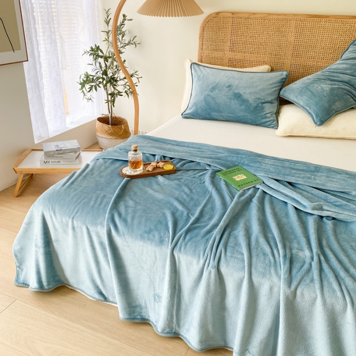 91家纺网 家纺一手货源 找家纺 2025新款320g金貂绒亲肤盖毯加厚纯色珊瑚绒素色法兰绒毯子外贸高端款灰蓝