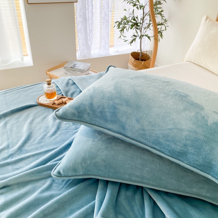 91家纺网 家纺一手货源 找家纺 2025新款320g金貂绒亲肤盖毯加厚纯色珊瑚绒素色法兰绒毯子外贸高端款灰蓝