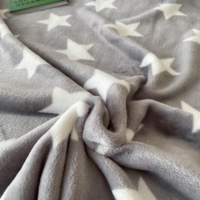 91家纺网 家纺一手货源 找家纺 2025新款320g金貂绒亲肤盖毯加厚纯色珊瑚绒素色法兰绒毯子外贸高端款灰星星