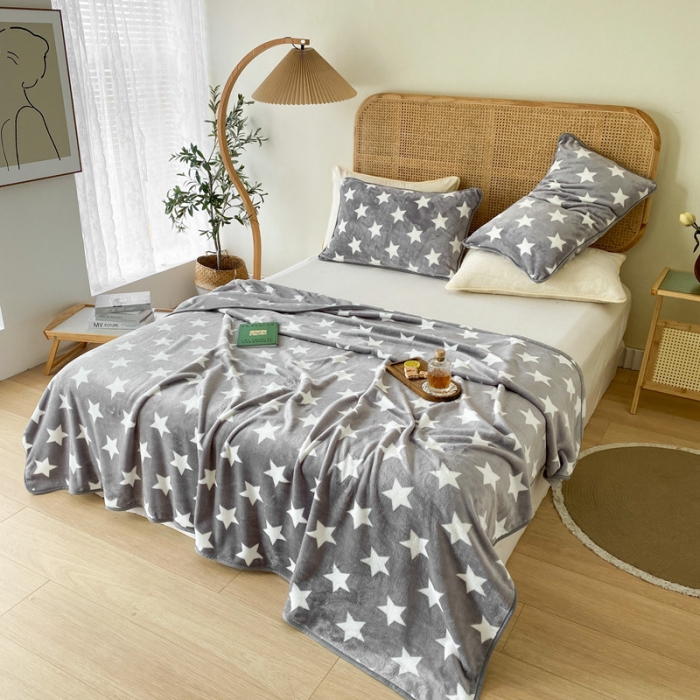 91家纺网 家纺一手货源 找家纺 2025新款320g金貂绒亲肤盖毯加厚纯色珊瑚绒素色法兰绒毯子外贸高端款灰星星