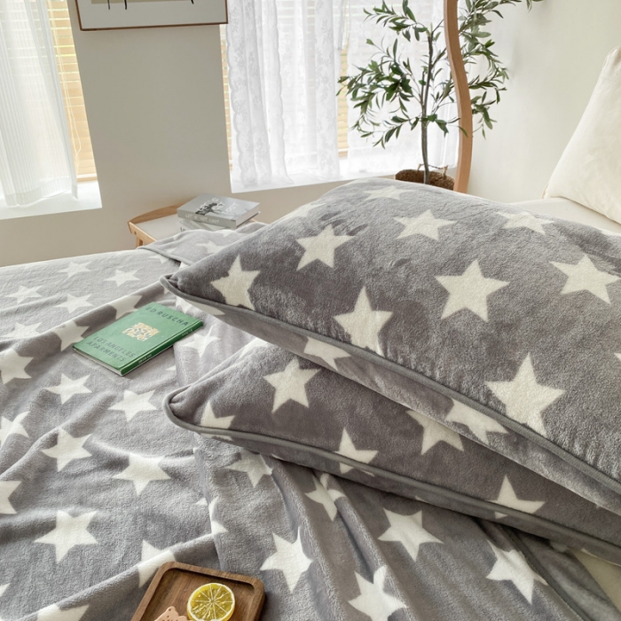 91家纺网 家纺一手货源 找家纺 2025新款320g金貂绒亲肤盖毯加厚纯色珊瑚绒素色法兰绒毯子外贸高端款灰星星