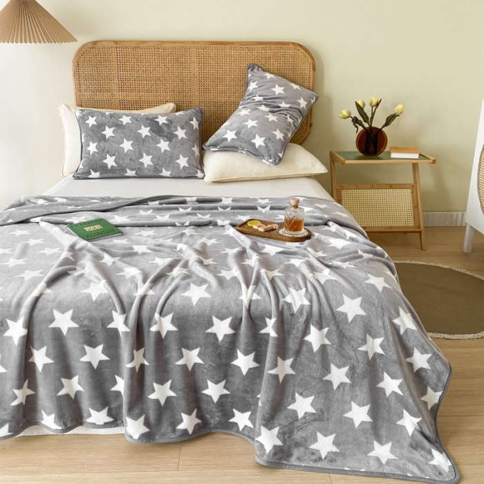 91家纺网 家纺一手货源 找家纺 2025新款320g金貂绒亲肤盖毯加厚纯色珊瑚绒素色法兰绒毯子外贸高端款灰星星