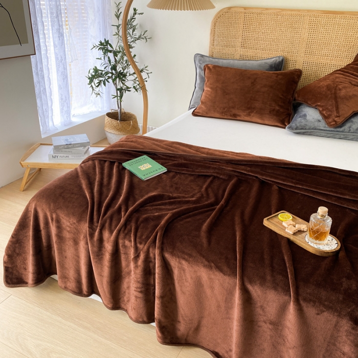 91家纺网 家纺一手货源 找家纺 2025新款320g金貂绒亲肤盖毯加厚纯色珊瑚绒素色法兰绒毯子外贸高端款咖啡