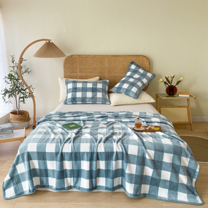 91家纺网 家纺一手货源 找家纺 2025新款320g金貂绒亲肤盖毯加厚印花珊瑚绒素色法兰绒毯子外贸高端款蓝方格