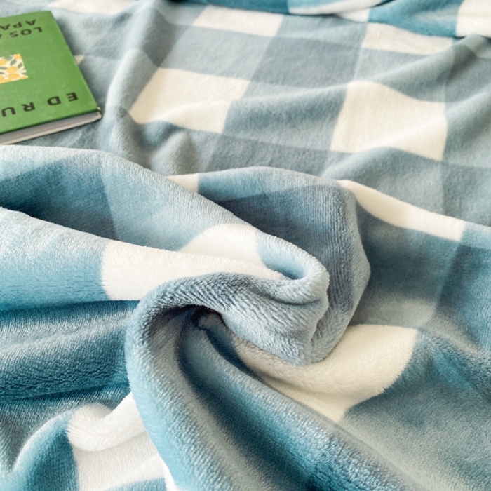91家纺网 家纺一手货源 找家纺 2025新款320g金貂绒亲肤盖毯加厚印花珊瑚绒素色法兰绒毯子外贸高端款蓝方格