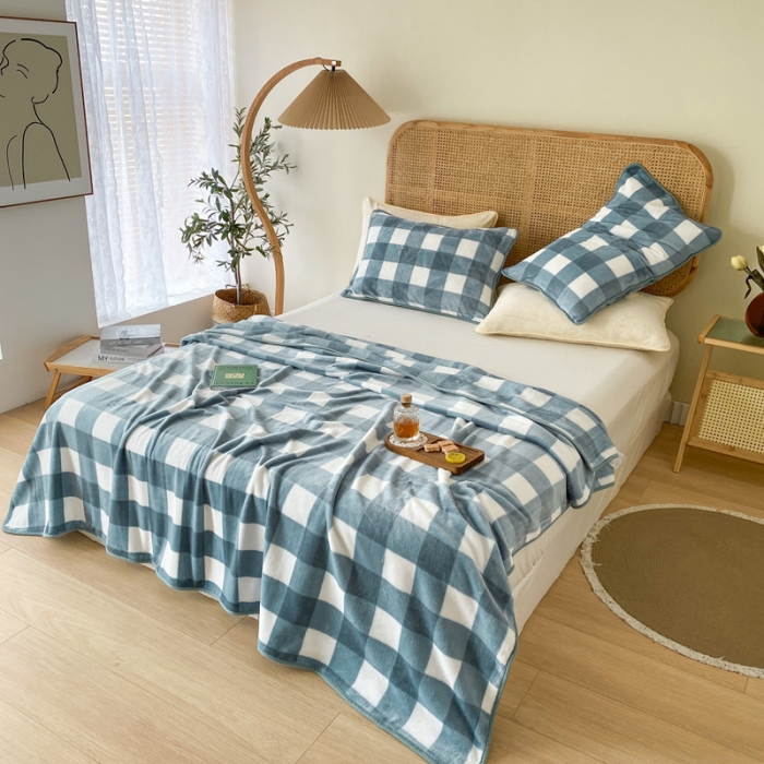 91家纺网 家纺一手货源 找家纺 2025新款320g金貂绒亲肤盖毯加厚印花珊瑚绒素色法兰绒毯子外贸高端款蓝方格