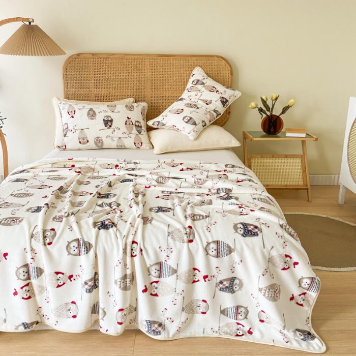 91家纺网 家纺一手货源 找家纺 2025新款320g金貂绒亲肤盖毯加厚印花色珊瑚绒素色法兰绒毯子外贸高端款猫头鹰