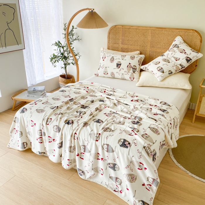 91家纺网 家纺一手货源 找家纺 2025新款320g金貂绒亲肤盖毯加厚印花色珊瑚绒素色法兰绒毯子外贸高端款猫头鹰