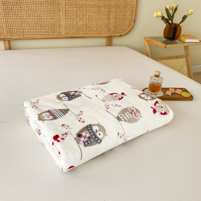 91家纺网 家纺一手货源 找家纺 2025新款320g金貂绒亲肤盖毯加厚印花色珊瑚绒素色法兰绒毯子外贸高端款猫头鹰