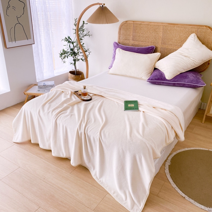 91家纺网 家纺一手货源 找家纺 2025新款320g金貂绒亲肤盖毯加厚纯色珊瑚绒素色法兰绒毯子外贸高端款米白