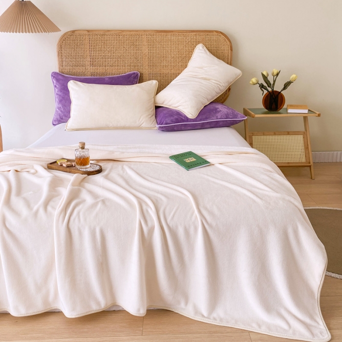 91家纺网 家纺一手货源 找家纺 2025新款320g金貂绒亲肤盖毯加厚纯色珊瑚绒素色法兰绒毯子外贸高端款米白