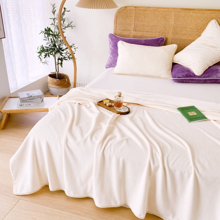 91家纺网 家纺一手货源 找家纺 2025新款320g金貂绒亲肤盖毯加厚纯色珊瑚绒素色法兰绒毯子外贸高端款米白