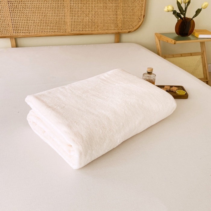 91家纺网 家纺一手货源 找家纺 2025新款320g金貂绒亲肤盖毯加厚纯色珊瑚绒素色法兰绒毯子外贸高端款米白