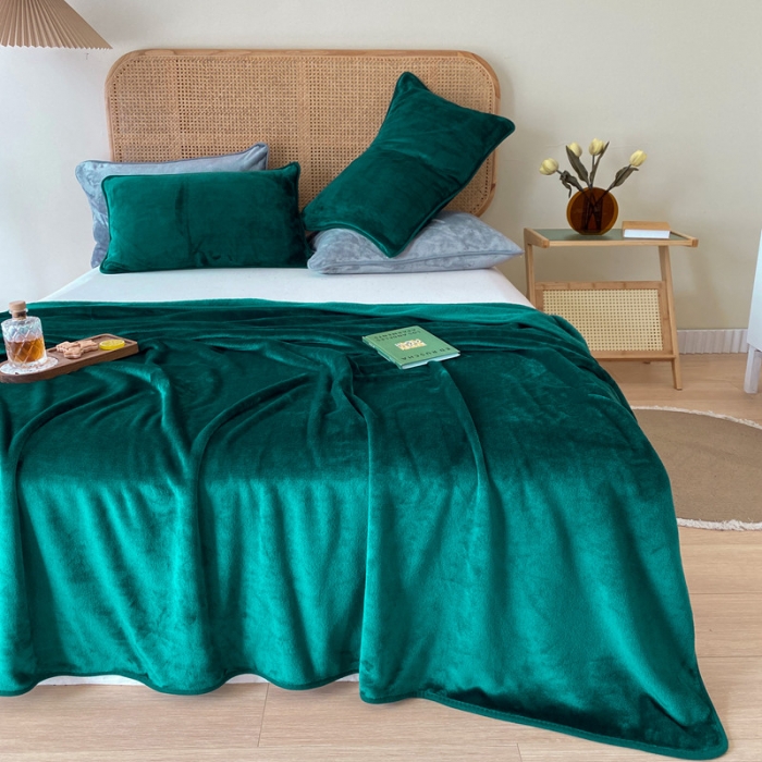 91家纺网 家纺一手货源 找家纺 2025新款320g金貂绒亲肤盖毯加厚纯色珊瑚绒素色法兰绒毯子外贸高端款墨绿