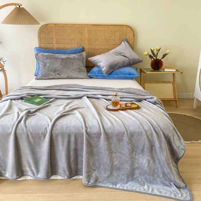 91家纺网 家纺一手货源 找家纺 2025新款320g金貂绒亲肤盖毯加厚纯色珊瑚绒素色法兰绒毯子外贸高端款浅灰