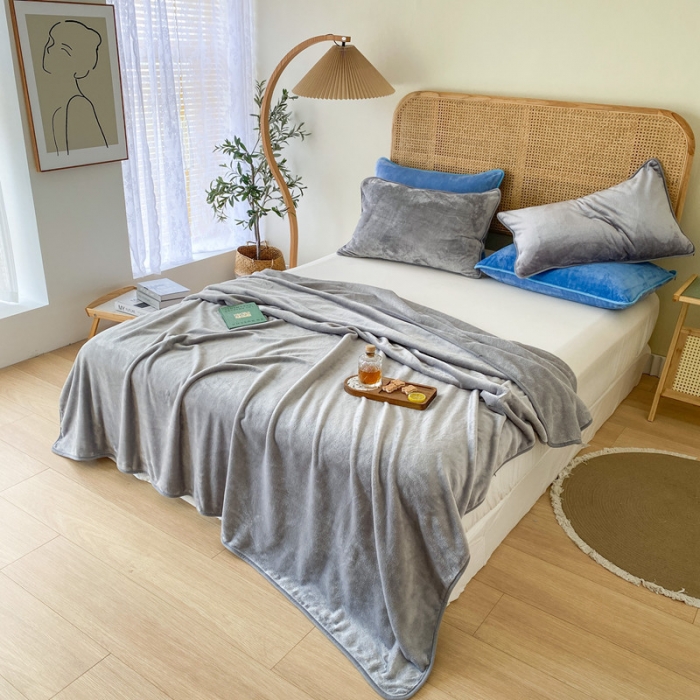 91家纺网 家纺一手货源 找家纺 2025新款320g金貂绒亲肤盖毯加厚纯色珊瑚绒素色法兰绒毯子外贸高端款浅灰