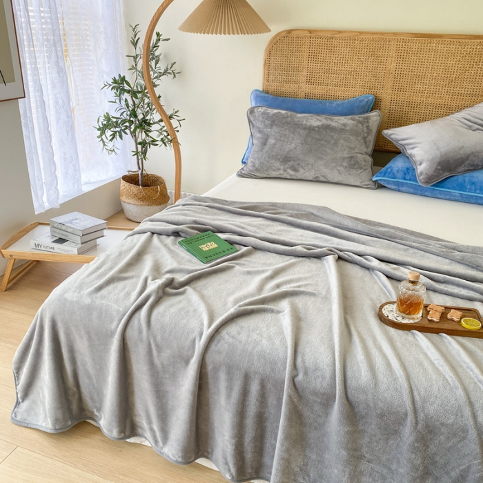 91家纺网 家纺一手货源 找家纺 2025新款320g金貂绒亲肤盖毯加厚纯色珊瑚绒素色法兰绒毯子外贸高端款浅灰