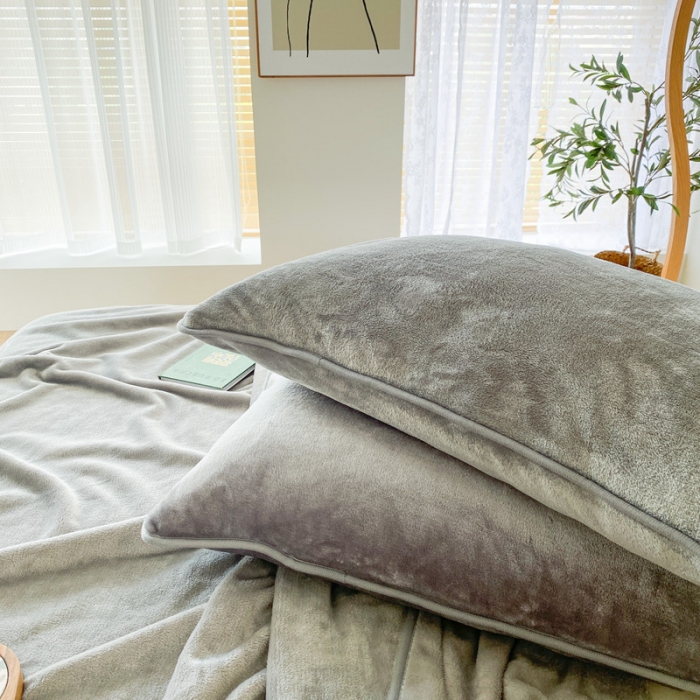 91家纺网 家纺一手货源 找家纺 2025新款320g金貂绒亲肤盖毯加厚纯色珊瑚绒素色法兰绒毯子外贸高端款浅灰