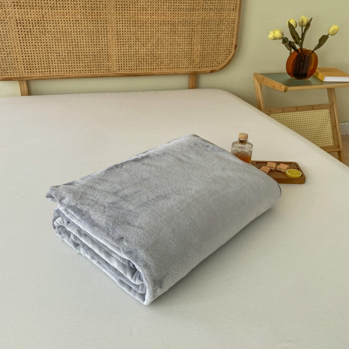 91家纺网 家纺一手货源 找家纺 2025新款320g金貂绒亲肤盖毯加厚纯色珊瑚绒素色法兰绒毯子外贸高端款浅灰