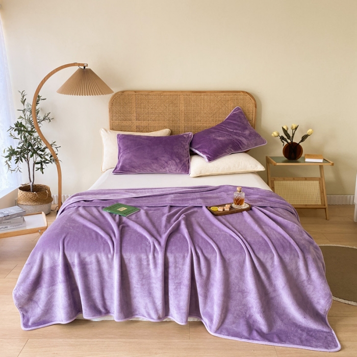 91家纺网 家纺一手货源 找家纺 2025新款320g金貂绒亲肤盖毯加厚纯色珊瑚绒素色法兰绒毯子外贸高端款浅紫