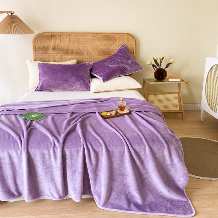 91家纺网 家纺一手货源 找家纺 2025新款320g金貂绒亲肤盖毯加厚纯色珊瑚绒素色法兰绒毯子外贸高端款浅紫