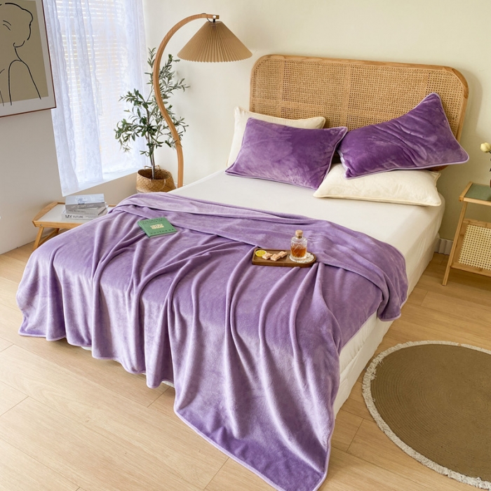 91家纺网 家纺一手货源 找家纺 2025新款320g金貂绒亲肤盖毯加厚纯色珊瑚绒素色法兰绒毯子外贸高端款浅紫