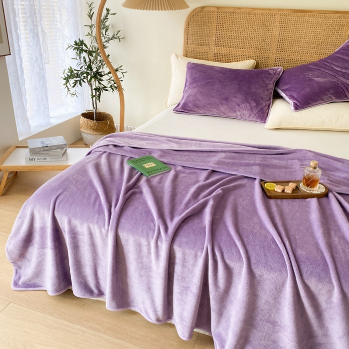 91家纺网 家纺一手货源 找家纺 2025新款320g金貂绒亲肤盖毯加厚纯色珊瑚绒素色法兰绒毯子外贸高端款浅紫