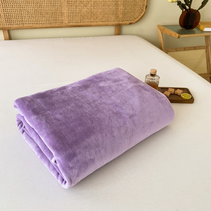 91家纺网 家纺一手货源 找家纺 2025新款320g金貂绒亲肤盖毯加厚纯色珊瑚绒素色法兰绒毯子外贸高端款浅紫