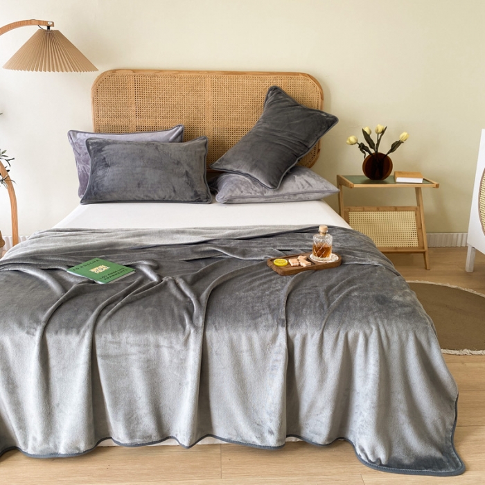 91家纺网 家纺一手货源 找家纺 2025新款320g金貂绒亲肤盖毯加厚纯色珊瑚绒素色法兰绒毯子外贸高端款深灰