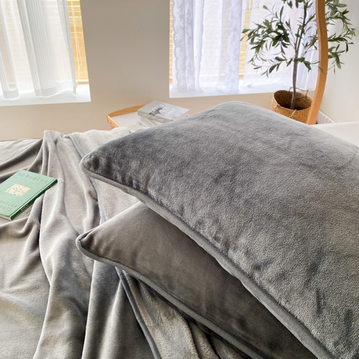91家纺网 家纺一手货源 找家纺 2025新款320g金貂绒亲肤盖毯加厚纯色珊瑚绒素色法兰绒毯子外贸高端款深灰