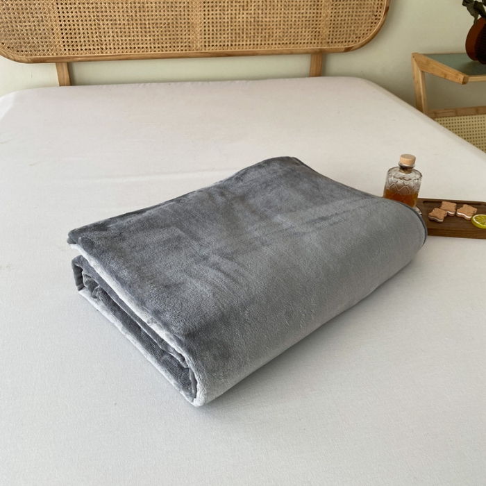 91家纺网 家纺一手货源 找家纺 2025新款320g金貂绒亲肤盖毯加厚纯色珊瑚绒素色法兰绒毯子外贸高端款深灰