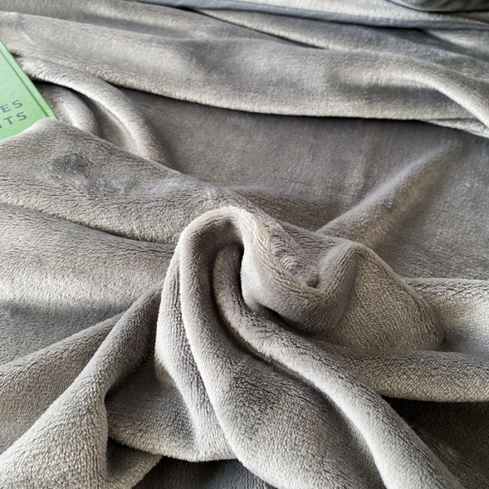 91家纺网 家纺一手货源 找家纺 2025新款320g金貂绒亲肤盖毯加厚纯色珊瑚绒素色法兰绒毯子外贸高端款深灰