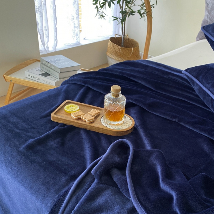 91家纺网 家纺一手货源 找家纺 2025新款320g金貂绒亲肤盖毯加厚纯色珊瑚绒素色法兰绒毯子外贸高端款深蓝